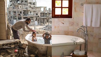 Salem Saoody, 30, sedang memandikan putrinya Layan (kiri) dan keponakannya Shaymaa 5 (kanan) di satu-satunya bagian yang tersisa dari rumah mereka yang rusak, yaitu bak mandi, setelah serangan udara Israel. 2015, Gaza. Foto: Uğur Gallenkuş