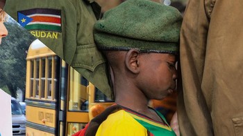Tentara anak yang baru  menunggu dalam antrean untuk pendaftaran selama upacara pembebasan di Yambio, Sudan Selatan, pada 7 Februari 2018.  Foto: Uğur Gallenkuş
