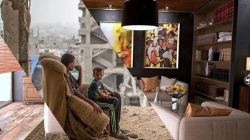 Anak-anak dari keluarga Al Atawna duduk di tengah puing-puing rumah mereka yang hancur yang rusak selama perang terakhir tahun 2014, di lingkungan Al-Shejaiya di timur Kota Gaza. Foto: Uğur Gallenkuş