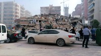 Dilansir dari CNN, Jumat (30/10/2020), orang-orang di kota Izmir, Turki, berkumpul di jalan-jalan setelah menyelamatkan diri dari gedung.