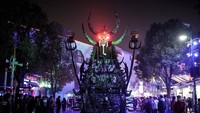 Parade mobil hias dengan lampu warna-warni menjadi daya tarik yang disuguhkan dalam pesta Halloweend di Wuhan kali ini. 