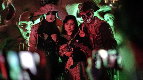 Sebagian masih memakai masker, namun sebagian lain tidak memakainya di pesta Halloweend di Wuhan itu. Sebagian masih memakai masker, namun sebagian lain tidak memakainya di pesta Halloweend di Wuhan itu.