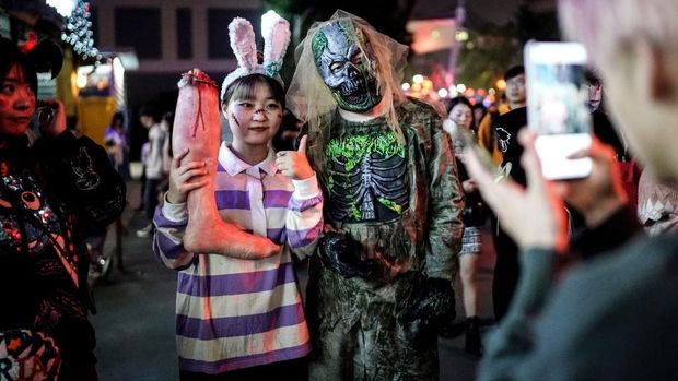 Halloween di Wuhan saat pandemi virus Corona