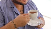 Ivan Gunawan juga sosok pria yang hobi ngopi. Ini momen ngopinya di pagi hari saat sarapan. Foto: Instagram @ivan_gunawan