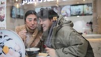 Jalan-jalan ke luar negeri, Igun juga tak lupa menyempatkan makan di restoran. Igun dan seorang wanita ini terlihat sedang menikmati dessert Taiwan. Foto: Instagram @ivan_gunawan