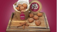 Donat kecil berbentuk persegi ini diberi nama Minimunch. Produk ini juga tersedia di seluruh outlet Kedjora Coffee. Foto: Instagram @ivan_gunawan