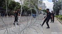 Kawat berduri dipasang mengelililingi Kedubes Prancis, Jakarta.