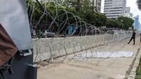 Sejumlah mobil kepolisian juga disiagakan di sekitar Kedubes Prancis, Jakarta.