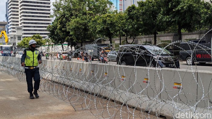 Petugas kepolisian memasang Kawat berduri mengelililingi Kedubes Prancis di Jl Thamrin Jakarta, Jumat (30/10/2020). Tindakan tersebut untuk mengantisipasi aksi unjuk rasa terkait pernyataan Presiden Prancis Emanuel Macron beberapa waktu lalu.