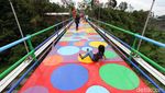 Jembatan Polkadot Warna-warni Ini Ada di Lereng Merapi Lho