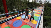 Jembatan tersebut sengaja dicat warga untuk menarik para wisatawan berkunjung.