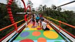 Jembatan Polkadot Warna-warni Ini Ada di Lereng Merapi Lho