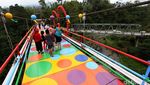 Jembatan Polkadot Warna-warni Ini Ada di Lereng Merapi Lho