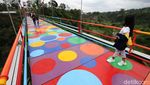 Jembatan Polkadot Warna-warni Ini Ada di Lereng Merapi Lho