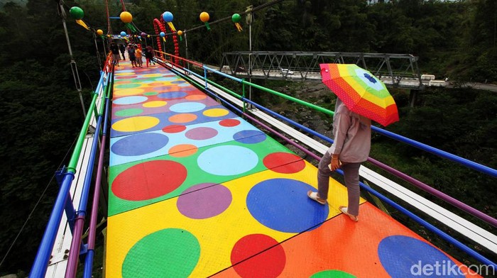 Satu lagi destinasi alternatif untuk mengisi libur cuti bersama yakni jembatan polkadot warna-warni di lereng Gunung Merapi. Penasaran?