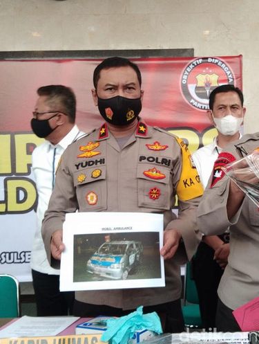 Kapolrestabes Makassar dan Kapolda Riau saat merilis kasus demo ricuh di Makassar berujung pembakaran (Hermawan Mappiwali/detikcom)
