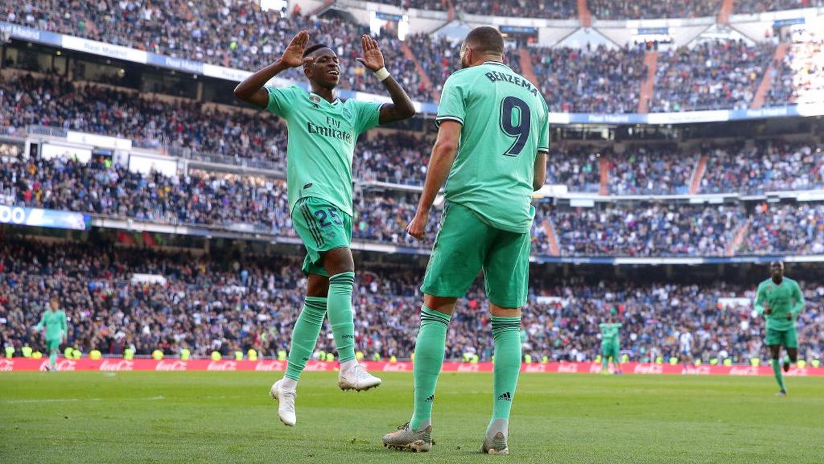 Vinicius (kiri) sudah berbaikan dengan Benzema. Foto: Getty Images/Gonzalo Arroyo Moreno