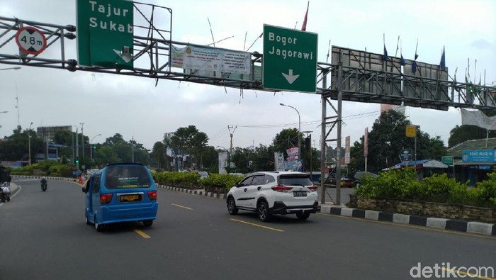 Kaur Bin Ops (KBO) Lantas Polres Bogor Iptu Ketut menjelaskan soal prediksi peningkatan volume kendaraan di Puncak Bogor (Sachril Agustin/detikcom)