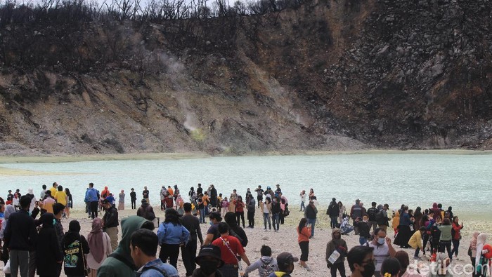 Kawah Putih Ciwidey diserbut wisatawan saat libur cuti bersama Oktober 2020.