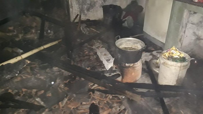 Kebakaran di rumah warga Clering, Jepara. Kebakaran ini bermula saat pemilik rumah menakar bensin di dekat kompor saat memasak, Jumat (30/10/2020) dini hari.