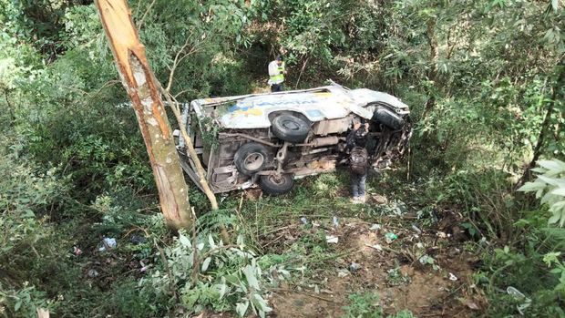 Sebuah minibus menabrak pohon lalu terjun ke jurang di Jalan Raya Sarangan Cemoro Sewu. Satu orang tewas dalam kecelakaan tersebut.