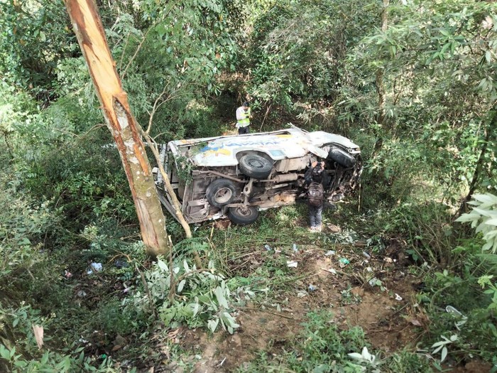 Sebuah minibus menabrak pohon lalu terjun ke jurang di Jalan Raya Sarangan Cemoro Sewu. Satu orang tewas dalam kecelakaan tersebut.