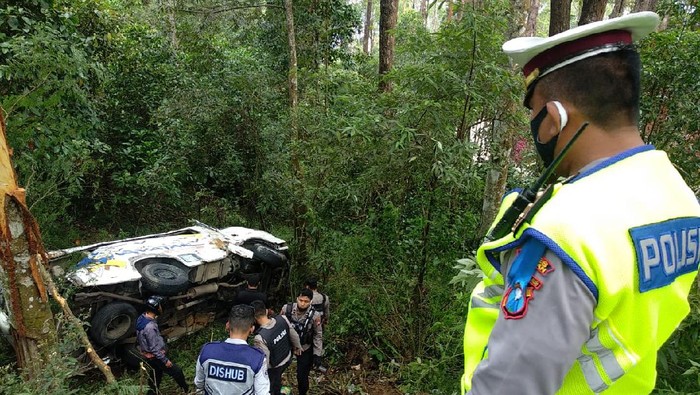 Sebuah minibus menabrak pohon lalu terjun ke jurang di Jalan Raya Sarangan Cemoro Sewu. Satu orang tewas dalam kecelakaan tersebut.