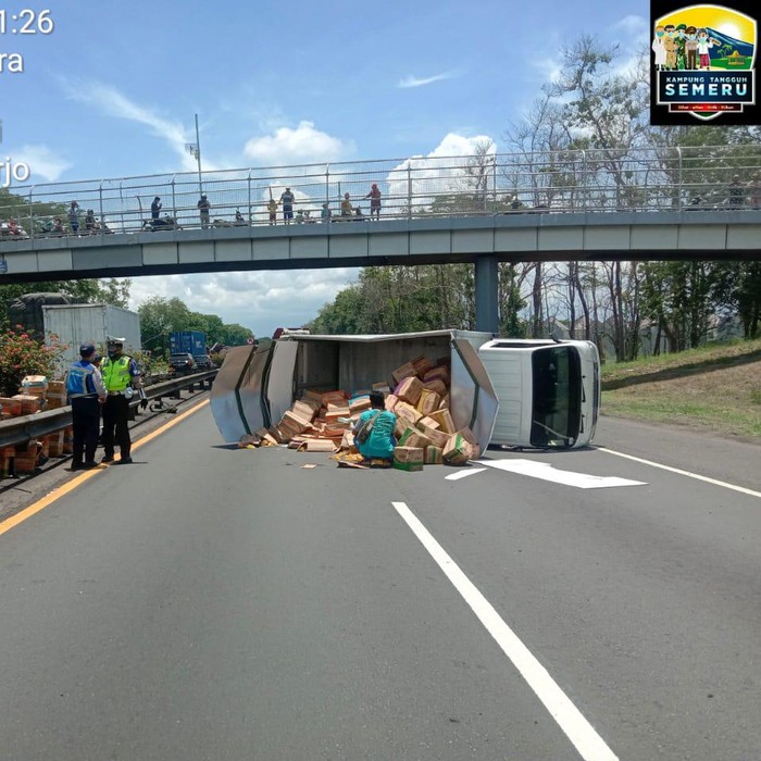 Truk boks Isuzu bermuatan minyak goreng terguling di Tol Sidoarjo KM 757.600, arah Porong-Sidoarjo. Muatan tumpah di jalan.