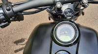 Keeway V250 FI menggunakan spidometer dengan kombinasi analog dan digital. Jarum analog menunjukkan angka putaran rpm sedangkan informasi lain seperti isi tangki, kecepatan, jarak tempuh dan lainnya dalam bentuk digital. Spidometer ini dibuat menempel dengan tanki motor. Foto: Rizki Pratama