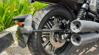 Pada bagian pengereman, Keeway V250 FI pakai sistem rem Combi Brake System. Cakram depan berukuran 280 mm kaliper 3 piston sedangkan di belakang pakai cakram berukuran 240 mm. Selanjutnya motor ini dilengkapi kaki upside down di depan dan double shock di belakang. Foto: Rizki Pratama
