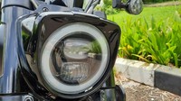 Pencahayaan Keeway V250 FI sudah menggunakan LED sepenuhnya. Lampu depan juga sudah pakai jenis daymaker. Lampu sein, seperti moge Harley-Davidson juga sudah bisa nyala kiri-kanan yang dapat digunakan sebagai lampu hazard. Foto: Rizki Pratama
