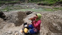 Disela bekerja, mereka terlihat beristirahat sejenak untuk melepas lelah.