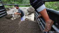 Sedikit demi sedikit pasir mulai dimasukkan ke dalam mobil.