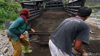 Kerja keras para penambang ini patut diacungi jempol.