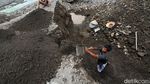 Kerja Keras Penambang Pasir Kerikil yang Dihargai Rp 20 Ribu