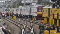 Sejumlah petugas mencoba mengevakuasi Kereta Rel Listrik (KRL) dengan nomor KA 1481 tujuan Bekasi-Jakarta Kota yang anjlok di kawasan Kampung Bandan, Jakarta, Jumat (30/10/2020).