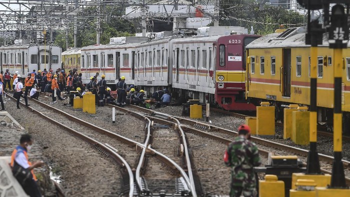 KRL ANJLOK DI KAMPUNG BANDAN Sejumlah petugas mencoba mengevakuasi Kereta Rel Listrik (KRL) dengan nomor KA 1481 tujuan Bekasi-Jakarta Kota yang anjlok di kawasan Kampung Bandan, Jakarta, Jumat (30/10/2020). Akibat anjloknya KRL tersebut PT KAI membuat rekayasa pola rute KRL menuju Jatinegara, Bekasi-Jakarta Kota via Pasar Senen, dan dari Jatinegara menuju Bogor, sementara penyebab anjlok masih dalam penyelidikan pihak terkait. ANTARA FOTO/Muhammad Adimaja/wsj.