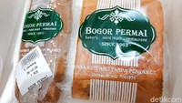 Di kawasan Bogor Tengah, ada Bogor Permai Bakery yang patut dikunjungi saat berada di Bogor. Bakery legendaris sejak 1963 ini selalu ramai dikunjungi setiap hari dan biasanya banyak dibeli untuk oleh-oleh. Pilihan rotinya ada beragam, mulai dari aneka roti manis, roti keset, hingga jajanan pasar. Foto: dok. detikFood / Yenny Mustika Sari