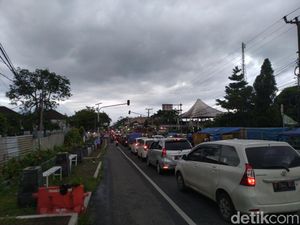 Jalur Puncak Bogor Normal Dua Arah, Lalin Macet di Pasar Cisarua
