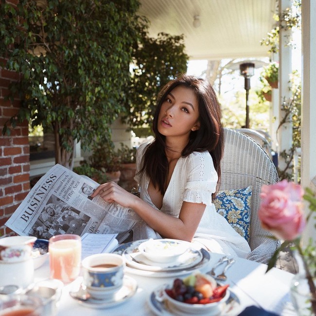Tampil sporty di lapangan, Lily Muni He juga kerap memperlihatkan gaya femininnya di media sosial. Ia pun tampak pandai berpose karena memang sering jadi model. Foto: Instagram @lilymhe