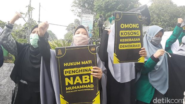 Sekelompok mahasiswa melakukan aksi mengecam keras pernyataan Presiden Prancis Emmanuel Macron yang dianggap menghina Nabi Muhammad SAW di Tugu Kujang, Kotq Bogor, Jumat (30/10/2020). Mereka meminta pemerintah Indonesia mengambil sikap tegas dan memboikot produk asal Prancis.
