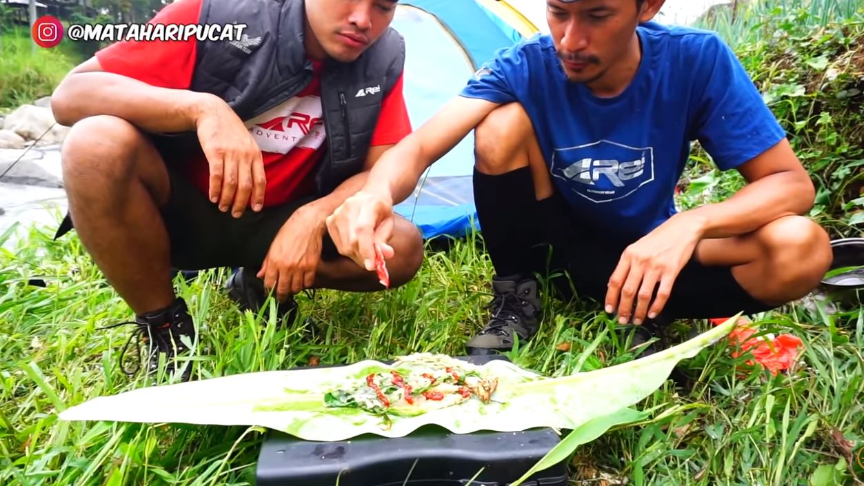 Main ke Sawah, YouTuber Ini Makan Gabah Padi Goreng Tepung