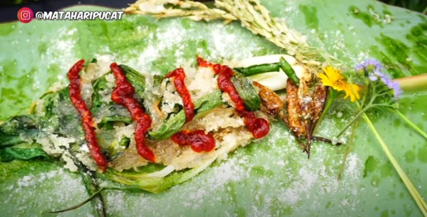 Main ke Sawah, YouTuber Ini Makan Gabah Padi Goreng Tepung