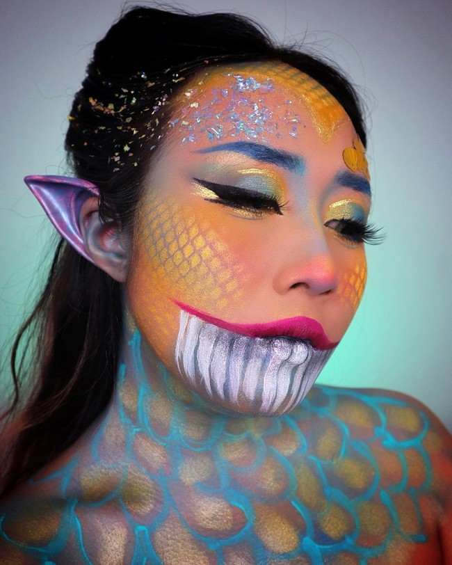 Beauty influencer @minyo33 bikin makeup bertema Mermaid. Dengan kreatifitasnya, Minyo membuat seolah-olah kulitnya bersisik. Keren! Foto: Instagram