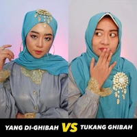 Terinspirasi dari karakter Blue Diamond dari serial kartun Steven Universe, beauty influencer Mega Chintasih melapisi wajahnya dengan face painting warna biru. Penampilannya semakin total dengan aksesori rambut dan bunga-bungaan.  Foto: Instagram