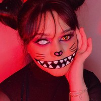 Beauty influencer Sarah Ayu membuat makeup kucing yang seram sekaligus imut. Ditambah dengan face painting efek gigi, makeup @sarahayuh_ terbilang epic.  Foto: Instagram