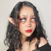 Beauty influencer dan vlogger Cindercella tidak ketinggalan dalam membuat tampilan untuk Halloween. Cella membuat makeup ala Elf. Bermodalkan aksesori telinga dan lensa kontak putih, tampilannya jadi seram. Untuk face painting, Cindercella memanfaatkan eyeliner yang dicoretkan di beberapa bagian wajahnya.  Foto: Instagram