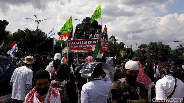 Massa Forum Ukhuwah Islamiyah (FUI) DIY melakukan aksi mengecam Presiden Perancis Emmanuel Macron di Titik Nol Kilometer Yogyakarta, Jumat (30/10/2020).