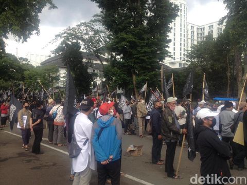 Masyarakat Cinta Rasulullah berunjuk rasa depan Gedung Sate