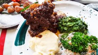 Pertama ada Iga Sapi Bakar (Rp 112.000). Iga sapi dibakar dengan bumbu manis berbahan banyak rempah. Lalu disajikan dengan mashed potato dan bayam saus krim. Foto: dok. detikFood / Yenny Mustika Sari